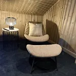 Tiur, Stylish New With Hot Tub