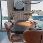 Tiur, Stylish New With Hot Tub *
