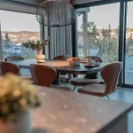 Tiur, Stylish New With Hot Tub