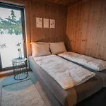 Tiur, Stylish New With Hot Tub *
