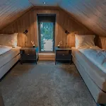 Tiur, Stylish New With Hot Tub