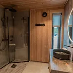 Tiur, Stylish New With Hot Tub *