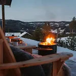 Tiur, Stylish New With Hot Tub *