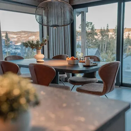 Tiur, Stylish New With Hot Tub
