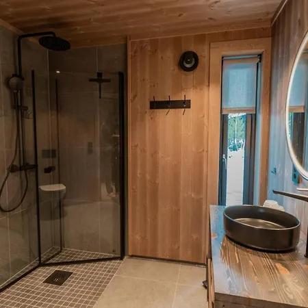 Tiur, Stylish New With Hot Tub *