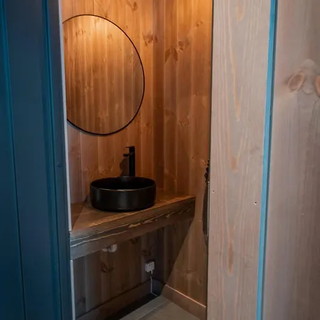 Tiur, Stylish New With Hot Tub *