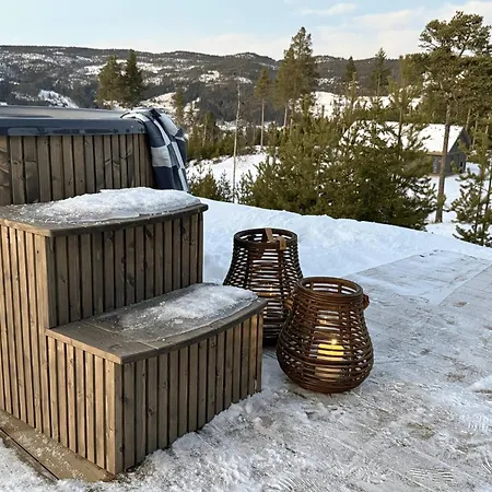 Tiur, Stylish New With Hot Tub