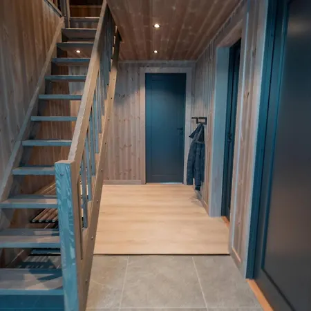 Tiur, Stylish New With Hot Tub