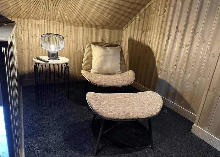 Tiur, Stylish New With Hot Tub