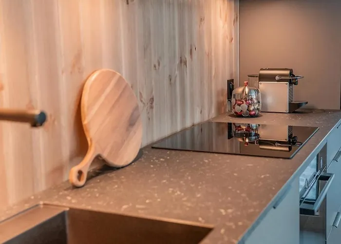 Tiur, Stylish New With Hot Tub *