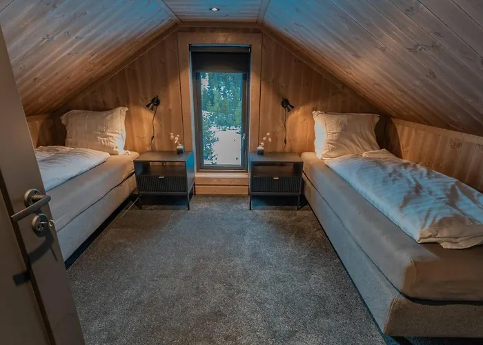 Tiur, Stylish New With Hot Tub