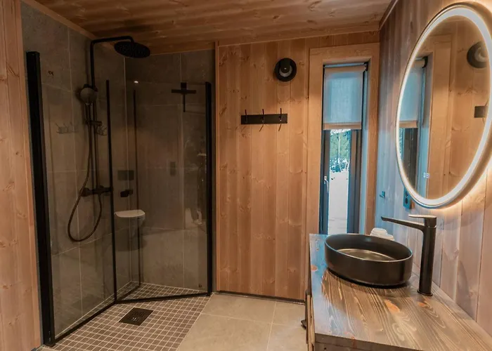 Tiur, Stylish New With Hot Tub *
