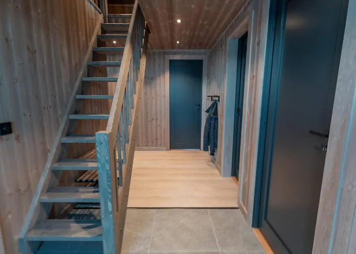 Tiur, Stylish New With Hot Tub